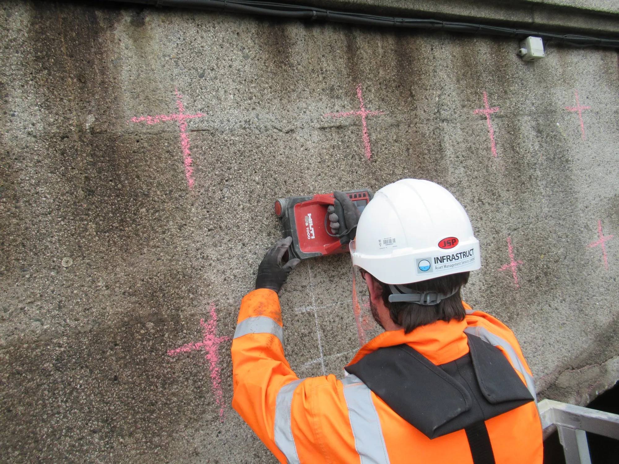 PS1000 GPR system mapping reinforcement in the fascia of a reinforced-concrete bridge