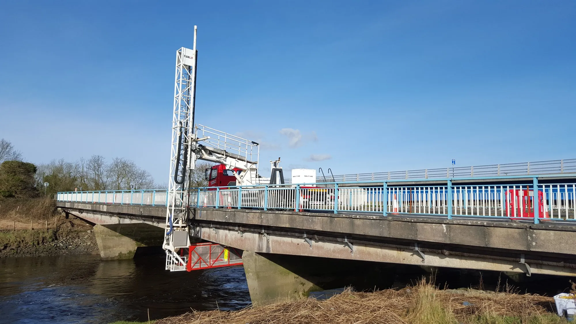 Underbridge access unit reaching the bridge soffit for testing
